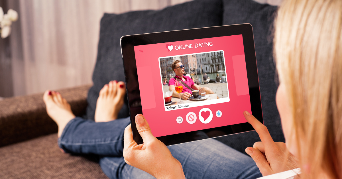 Žena prezerá profily na online zoznamke pomocou tabletu, kde používa swipovanie na výber potenciálnych partnerov.